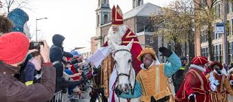 hoe laat is de intocht van sinterklaas op tv